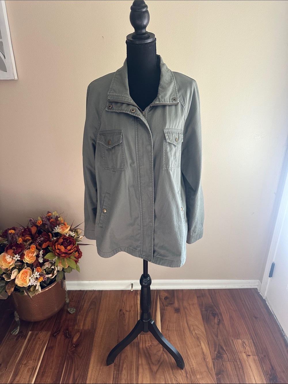 Light Olive Utility Jacket❤️Women's L   GORGEOUS EMBROIDERY of coral, pink, red
